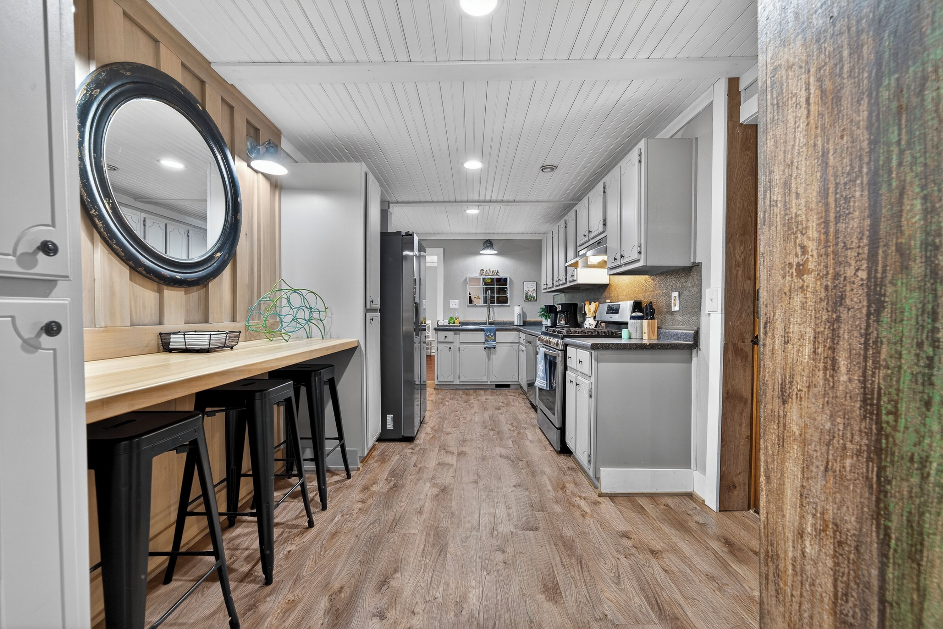 Réfrigérateur, four à micro-ondes, un four, surface de cuisson