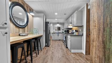 Réfrigérateur, four à micro-ondes, un four, surface de cuisson