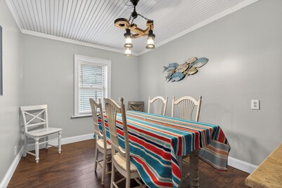 Welcome to On Point! 4 bd, 4bth, Sleeps 10, Kayaks, Hot tub, Game room + MORE!