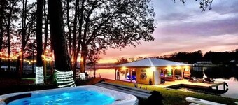 Welcome to On Pointe: 4 bedrooms, Sleeps 10, Kayaks, Hot tub, Game room + MORE!