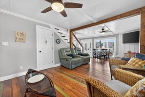 Una Smart TV, un reproductor estéreo