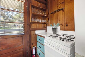 Fridge, microwave, oven, stovetop - Steps to Lecount Hollow Beach! (Wellfleet)