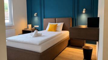 Chambre Simple Confort, vue ville | Literie de qualité supérieure, coffres-forts dans les chambres, bureau