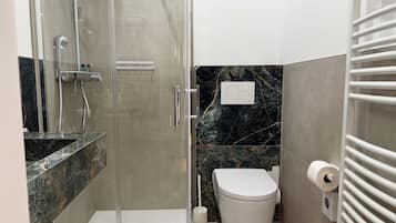 Comfort tweepersoonskamer, uitzicht op de stad | Badkamer | Een haardroger, pantoffels, handdoeken, zeep