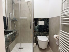 Quarto casal conforto, vista para a cidade | Banheiro | Secador de cabelo, chinelos, toalhas de banho, sabonete