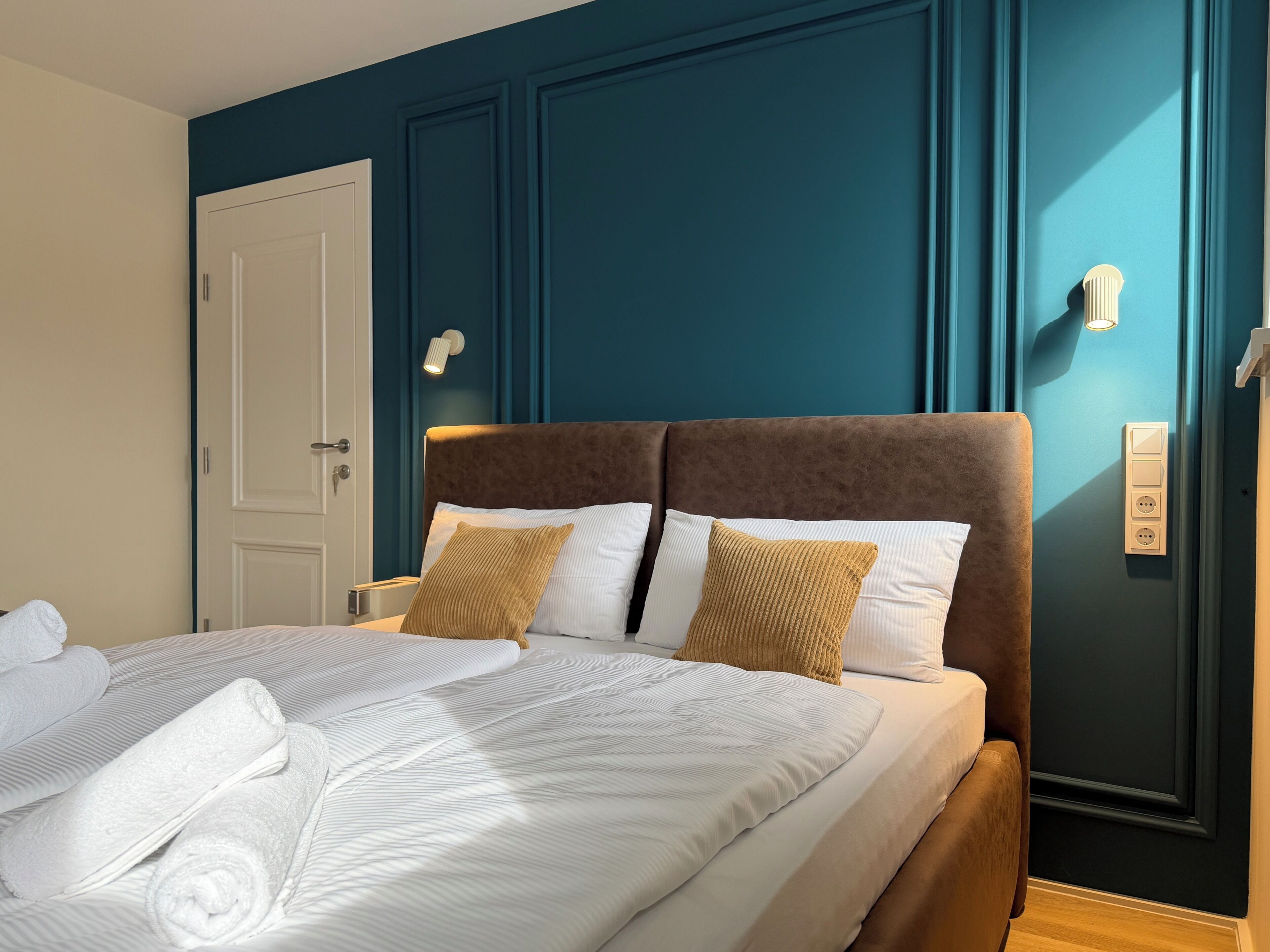 Premium bedding, in-room safe, desk, laptop workspace