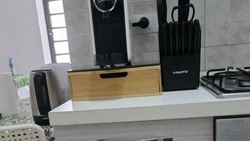 Appartamento Standard, balcone, vista cortile | Tende oscuranti, ferro/asse da stiro, Wi-Fi gratuito