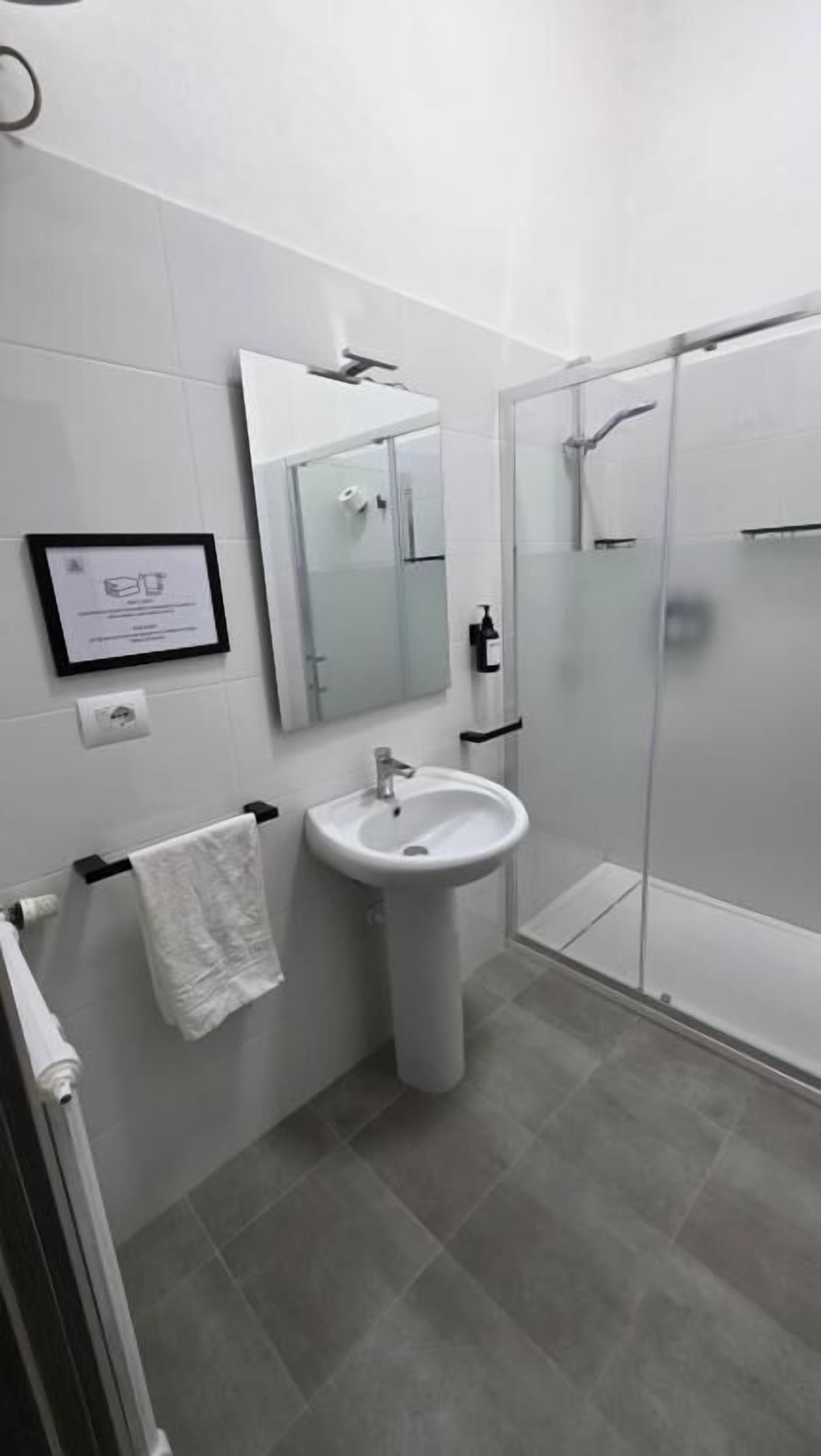 Apartemen Standar, pemandangan kota | Kamar mandi | Pengering rambut, kloset, handuk, dan sabun
