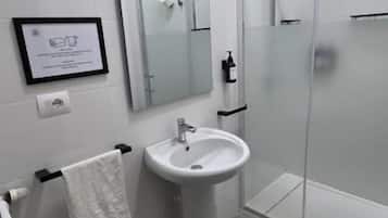Apartemen Standar, pemandangan kota | Kamar mandi | Pengering rambut, kloset, handuk, dan sabun