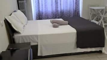 Standaard appartement, balkon, uitzicht op stad | Verduisterende gordijnen, een strijkplank/strijkijzer, gratis wifi