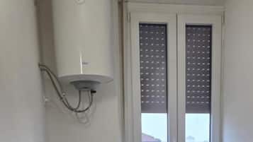 Apartemen Standar, pemandangan kota | Kamar mandi | Pengering rambut, kloset, handuk, dan sabun