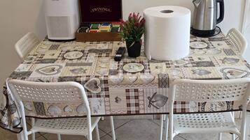 Appartamento Comfort, balcone, vista cortile | Tende oscuranti, ferro/asse da stiro, Wi-Fi gratuito