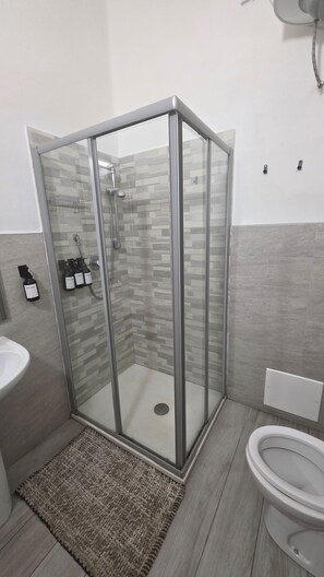 Sèche-cheveux, bidet, serviettes fournies, savon