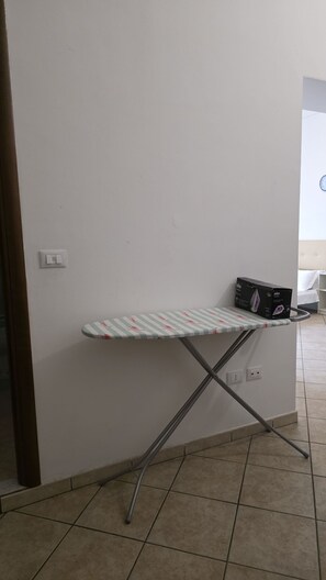 Comfort appartement, balkon, uitzicht op de binnenplaats | Verduisterende gordijnen, een strijkplank/strijkijzer, gratis wifi