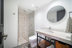 Ein modernes Badezimmer mit Dusche, Toilette und Waschbecken.