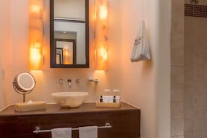 Bruser, hårtørrer, håndklæder, Sæbe