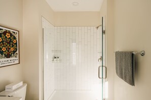 Shower, hair dryer, towels, shampoo - Lakefront | Trails | Skiing | Views | Georgetown (Georgetown)