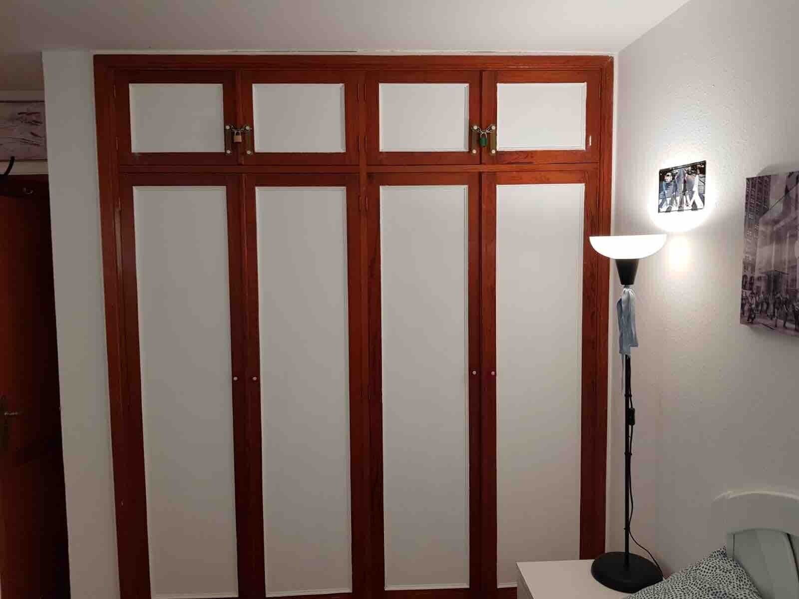 Tabla de planchar con plancha, wifi, ropa de cama