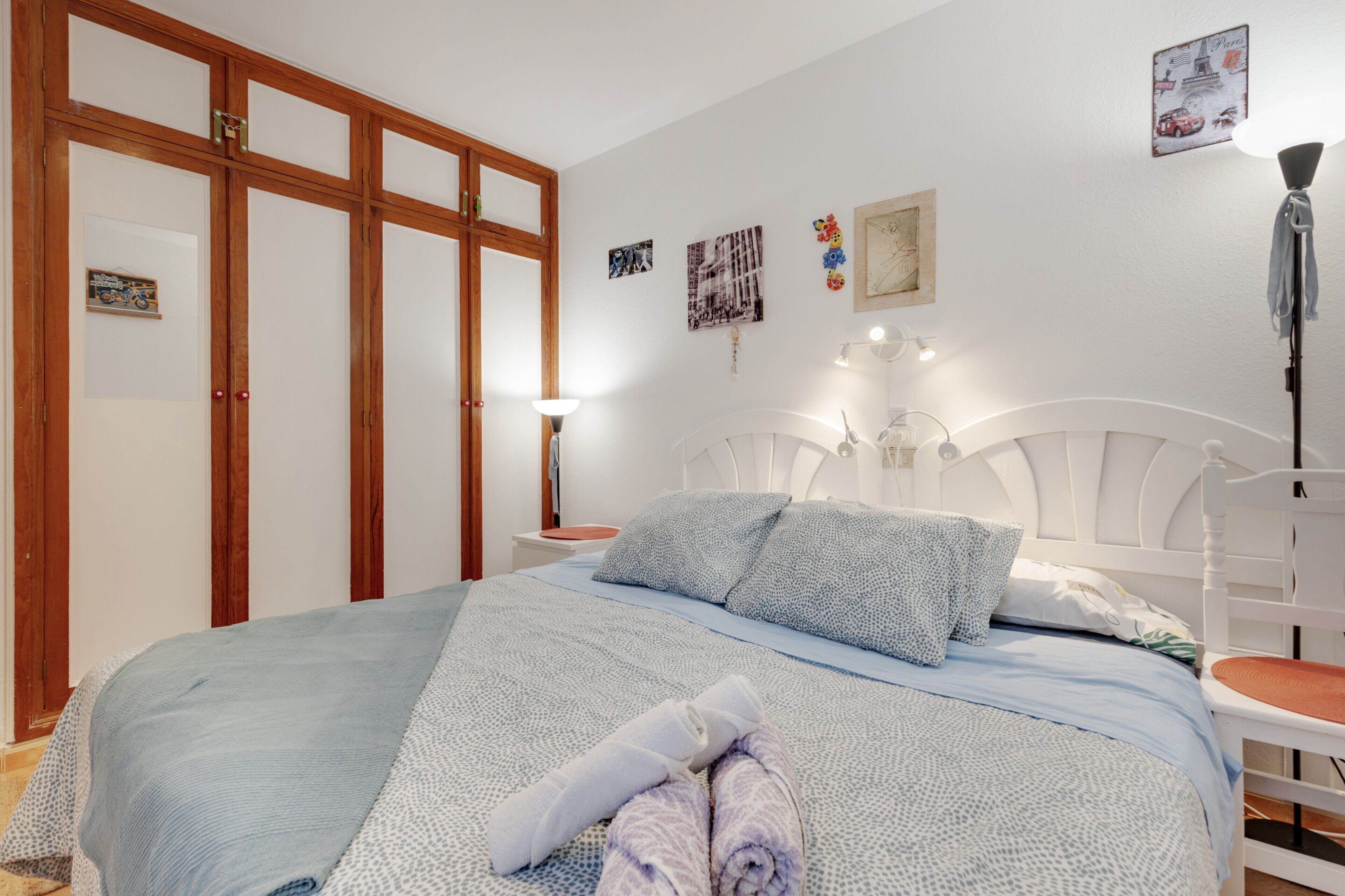 Planxa i posts de planxar, wifi i roba de llit 