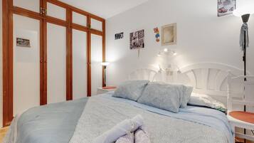 Planxa i posts de planxar, wifi i roba de llit