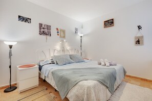 Een strijkplank/strijkijzer, wifi, beddengoed