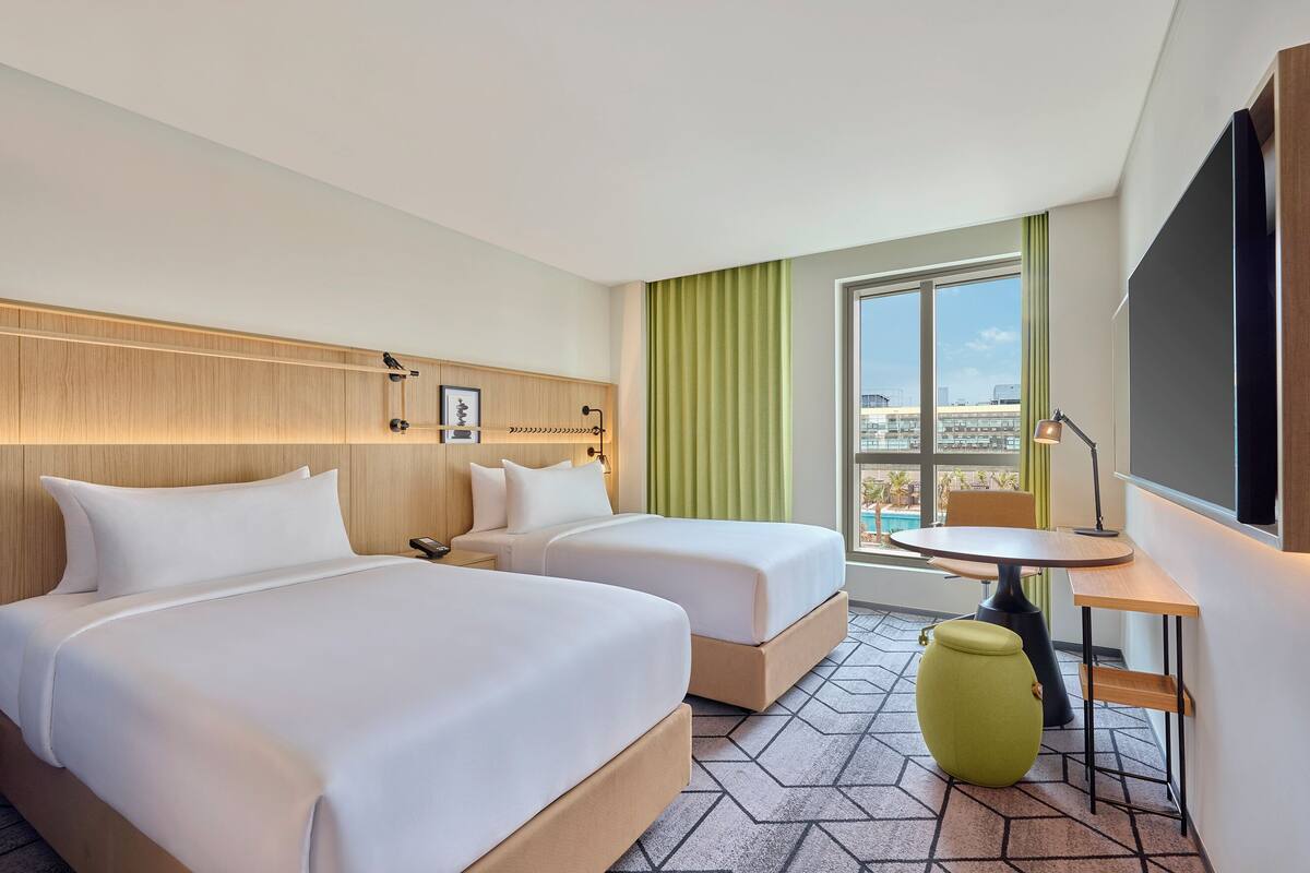 Habitación Deluxe, 2 camas individuales, vista a la alberca | Ropa de cama de alta calidad y minibar