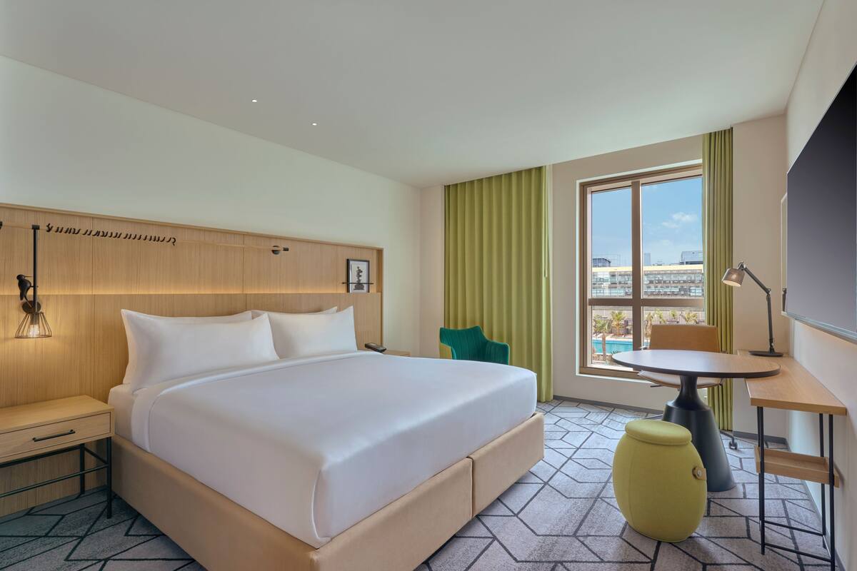 Habitación Deluxe, 1 cama King size, vista a la alberca | Ropa de cama de alta calidad y minibar