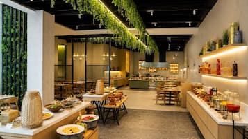 Desayuno buffet todos los días (con cargo)