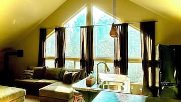 Een smart-tv, een open haard en boeken