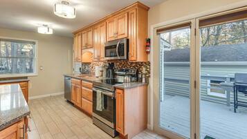 Frigorifero, microonde, forno, piano cottura