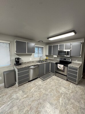 Frigorífico, microondas, horno y placa de cocina