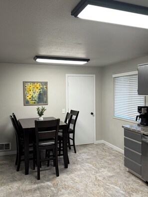 Dining - Comfy Home 5 min to River + Trails, 15 min to CdA - Sleeps 6 (Post Falls)