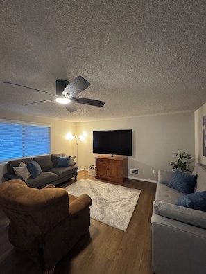 Smart TV - Comfy Home 5 min to River + Trails, 15 min to CdA - Sleeps 6 (Post Falls)