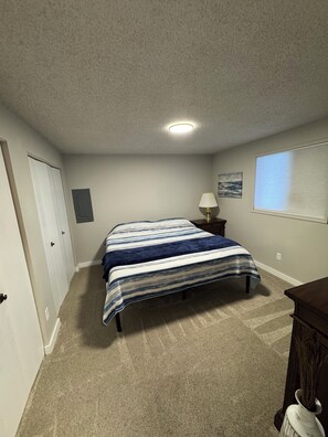 Tabla de planchar con plancha, wifi gratis, ropa de cama