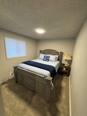 Iron/ironing board, free WiFi, bed sheets, wheelchair access - Comfy Home 5 min to River + Trails, 15 min to CdA - Sleeps 6 (Post Falls)