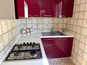 Kühlschrank, Ofen, Herdplatte, Wasserkocher mit Kaffee-/Teezubehör