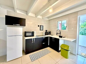 Refrigerador, microondas, horno y cafetera y tetera 