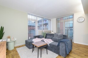 TV - Couple’s Escape with Balcony-Heart of Leeds Centre - Pass the Keys (Leeds)