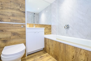 Shower, hair dryer, towels - Couple’s Escape with Balcony-Heart of Leeds Centre - Pass the Keys (Leeds)