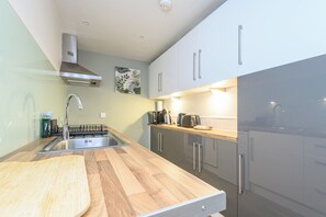 Fridge, microwave, oven, toaster - Couple’s Escape with Balcony-Heart of Leeds Centre - Pass the Keys (Leeds)