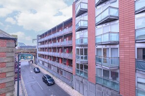 Un immeuble à plusieurs étages doté de balcons et de grandes fenêtres.
