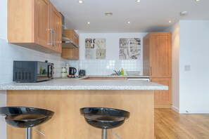 Fridge, microwave, oven, toaster - Central Leeds Hub - Ideal for Couples/Families - Pass the Keys (Leeds)