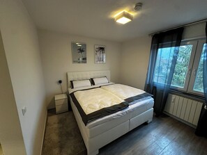 2 bedrooms, iron/ironing board, Internet, bed sheets - Central 3-room apartment Karlsruhe | 2 balconies & WLAN (Karlsruhe)