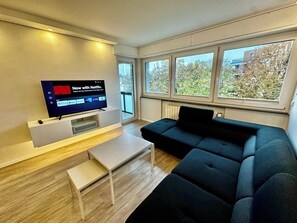 Living area - Central 3-room apartment Karlsruhe | 2 balconies & WLAN (Karlsruhe)