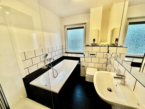 Hair dryer, towels, soap, toilet paper - Central 3-room apartment Karlsruhe | 2 balconies & WLAN (Karlsruhe)
