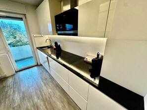 Private kitchen - Central 3-room apartment Karlsruhe | 2 balconies & WLAN (Karlsruhe)