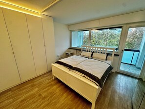 2 bedrooms, iron/ironing board, Internet, bed sheets - Central 3-room apartment Karlsruhe | 2 balconies & WLAN (Karlsruhe)