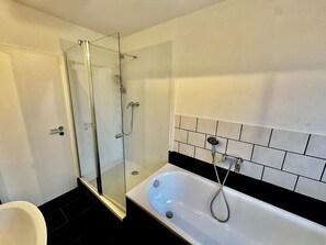 Hårtork, handdukar, tvål och toalettpapper