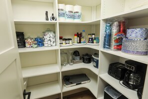 Interior - Walk to Arnolds Park, 10 beds, Pool (Arnolds Park)