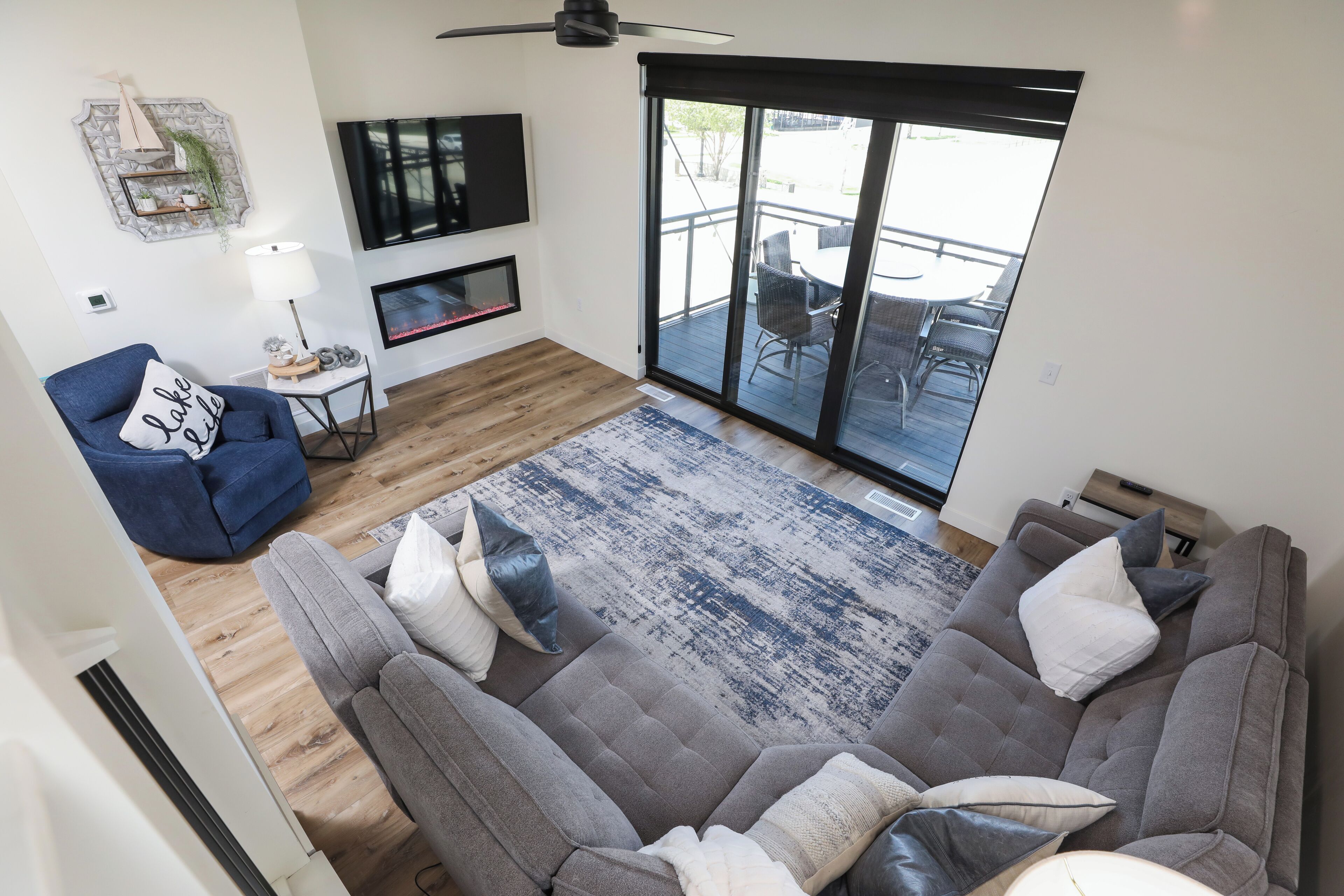 Smart TV y chimenea 